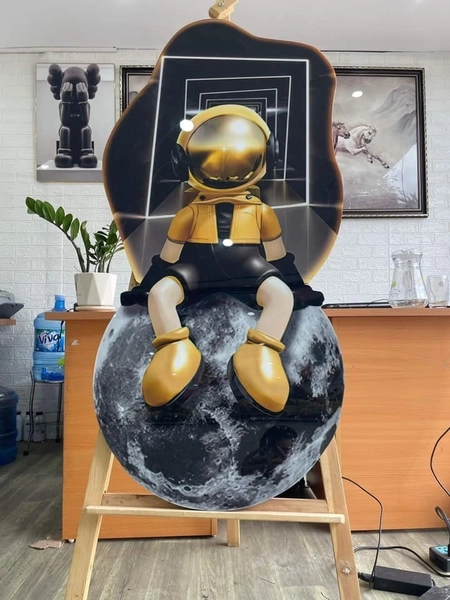 Tranh Đèn Led Treo Tường Phi Hành Gia Ngồi Trên Mặt Trăng