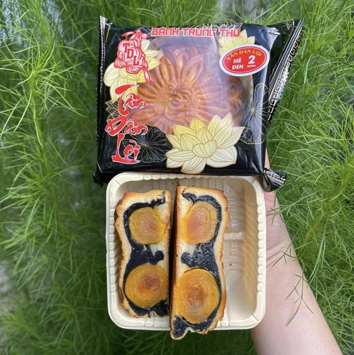 Bánh Trung Thu Mè Đen 2 Trứng 200G Bánh Tân Dân Lợi