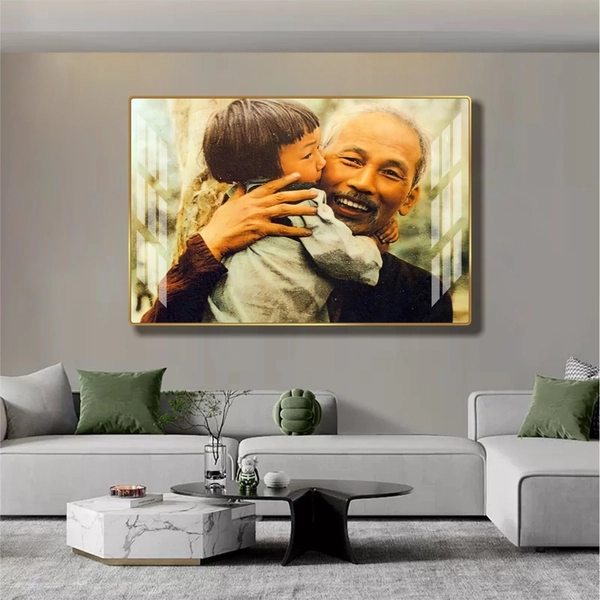 Tranh Treo Tường Bác Hồ Bế Em Bé