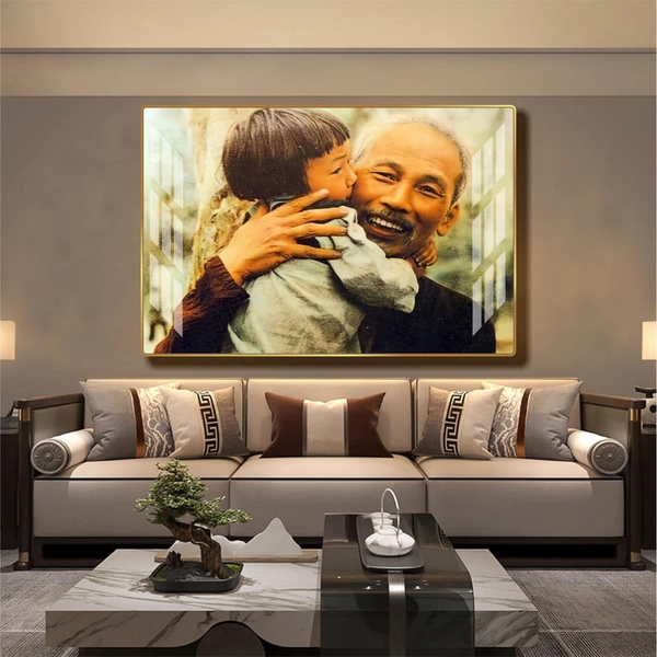 Tranh Treo Tường Bác Hồ Bế Em Bé