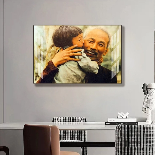 Tranh Treo Tường Bác Hồ Bế Em Bé