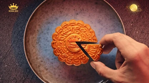 Bánh Trung Thu Kinh Đô Đậu Xanh Lá Dứa Đặc Biệt 2 Trứng 210g