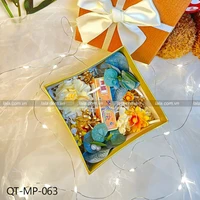 Hộp quà tặng hoa sáp kèm mỹ phẩm son nước LipGloss phấn nụ hoàng cung PK 5ml