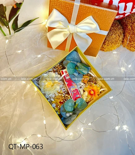 Hộp quà tặng hoa sáp kèm mỹ phẩm son nước LipGloss phấn nụ hoàng cung PK 5ml