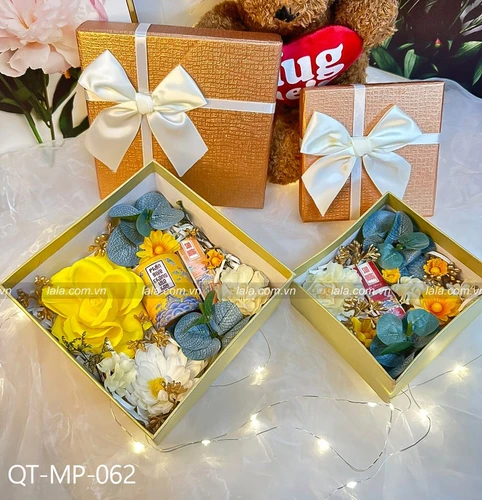 Hộp quà tặng hoa sáp mỹ phẩm Phấn trang điểm chống lão hóa (nụ trắng) Hộp vuông 17x17cm