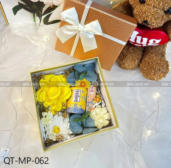 Hộp quà tặng hoa sáp mỹ phẩm Phấn trang điểm chống lão hóa (nụ trắng) Hộp vuông 17x17cm