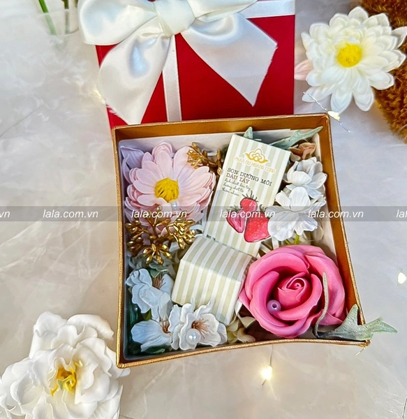 Hộp hoa sáp mỹ phẩm kèm Son Dưỡng Dâu Tây Phấn Nụ Hoàng Cung 5g