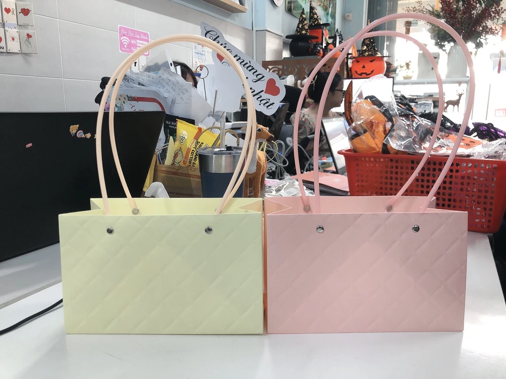 Giỏ cắm hoa sọc ô vuông có tay xách