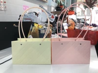 Giỏ cắm hoa sọc ô vuông có tay xách