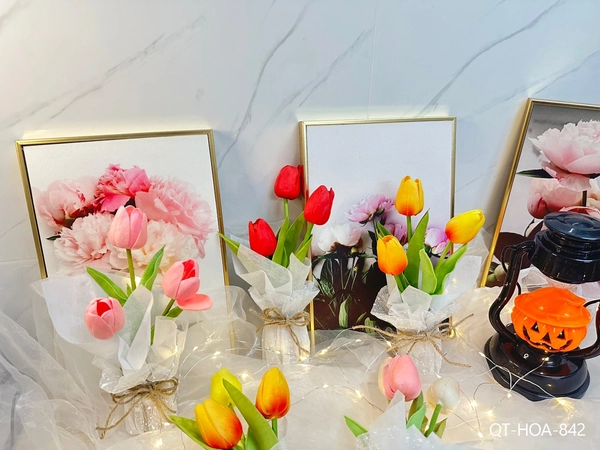 Túi hoa 3 bông tulip kèm đèn led mẫu 842