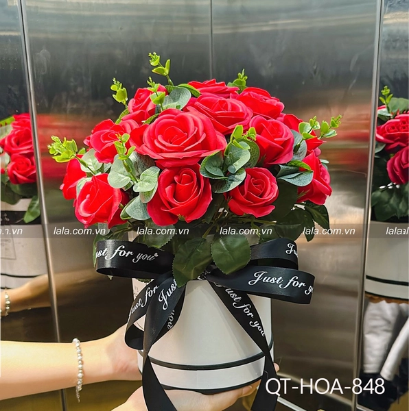 Giỏ hoa sáp để bàn sắc đỏ quà tặng tình nồng thắm mẫu 848