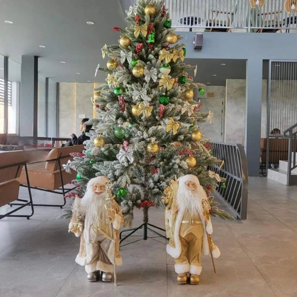 Cây thông lá PE phủ tuyết gắn trái đỏ - cây tự động