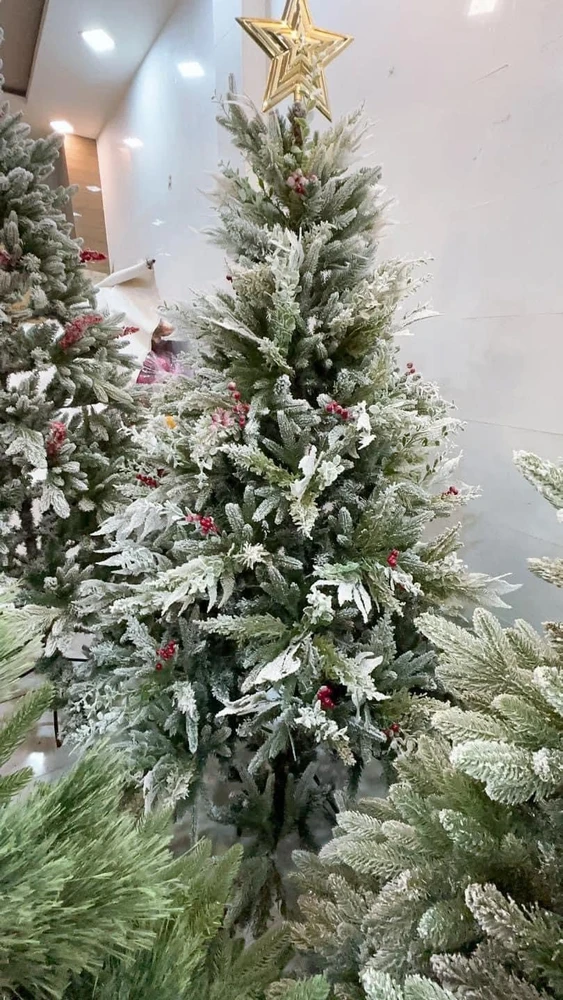 Cây Thông Đầu Nhon 5 Loại Lá Phủ Tuyết Gắn Trái Đỏ - Cây Tự Động