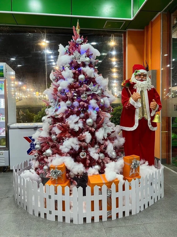 Cây Thông PE Màu Đỏ Phủ Tuyết Gắn Trái Đỏ Trang Trí Noel