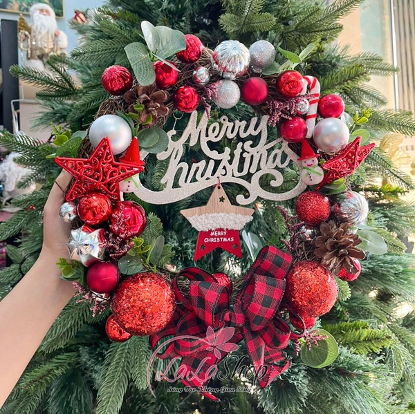 Vòng nguyệt quế 35cm treo cửa sắc đỏ cao cấp kèm đèn LED trang trí giáng sinh mẫu 224