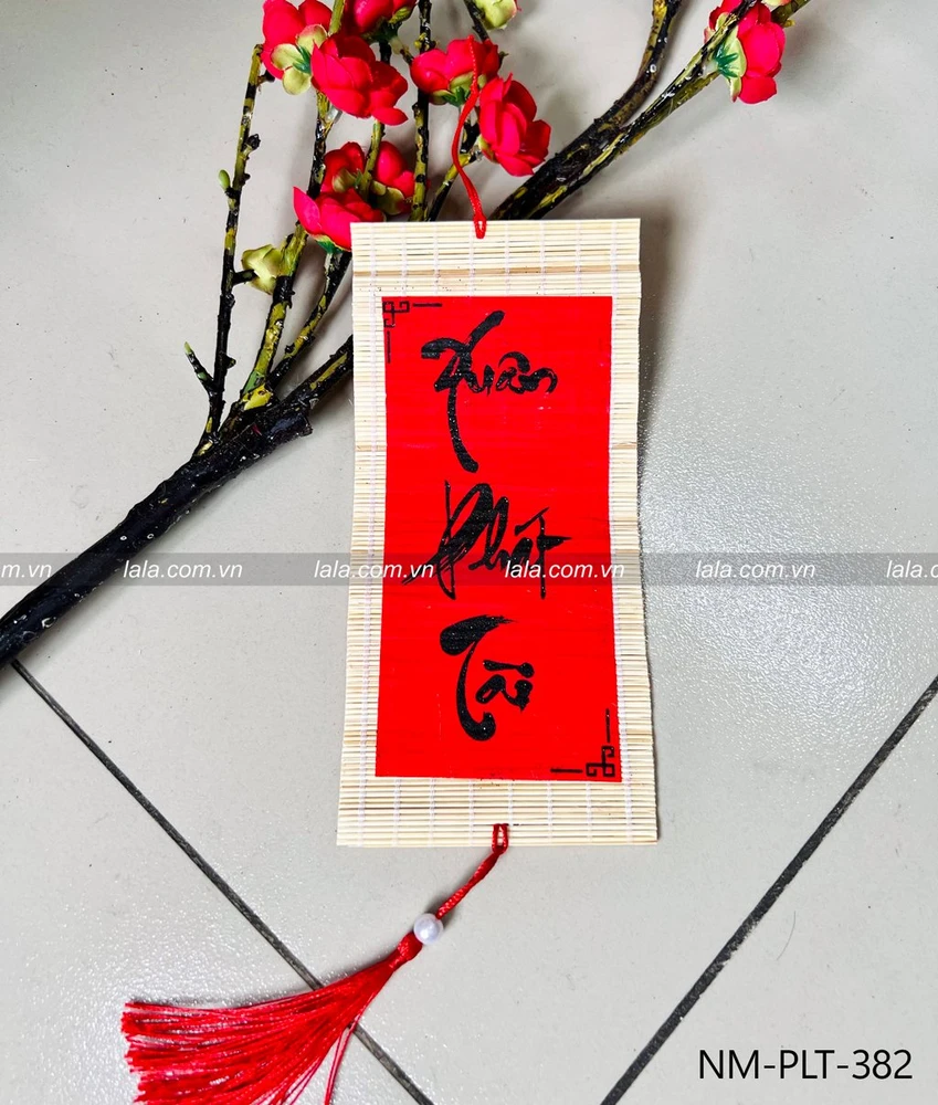Lộc treo tết mành tre vuông 9x20cm chữ thư pháp đỏ mẫu 382