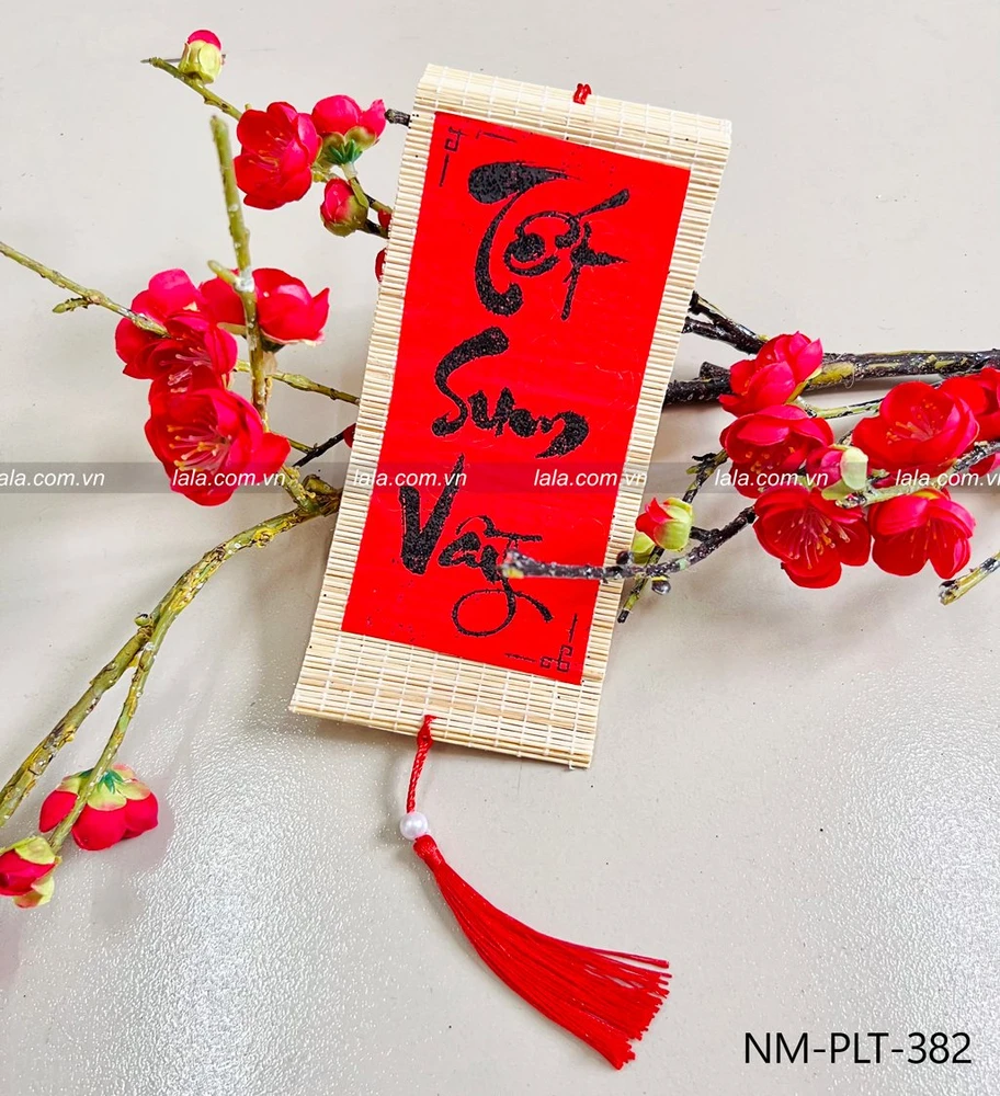 Lộc treo tết mành tre vuông 9x20cm chữ thư pháp đỏ mẫu 382