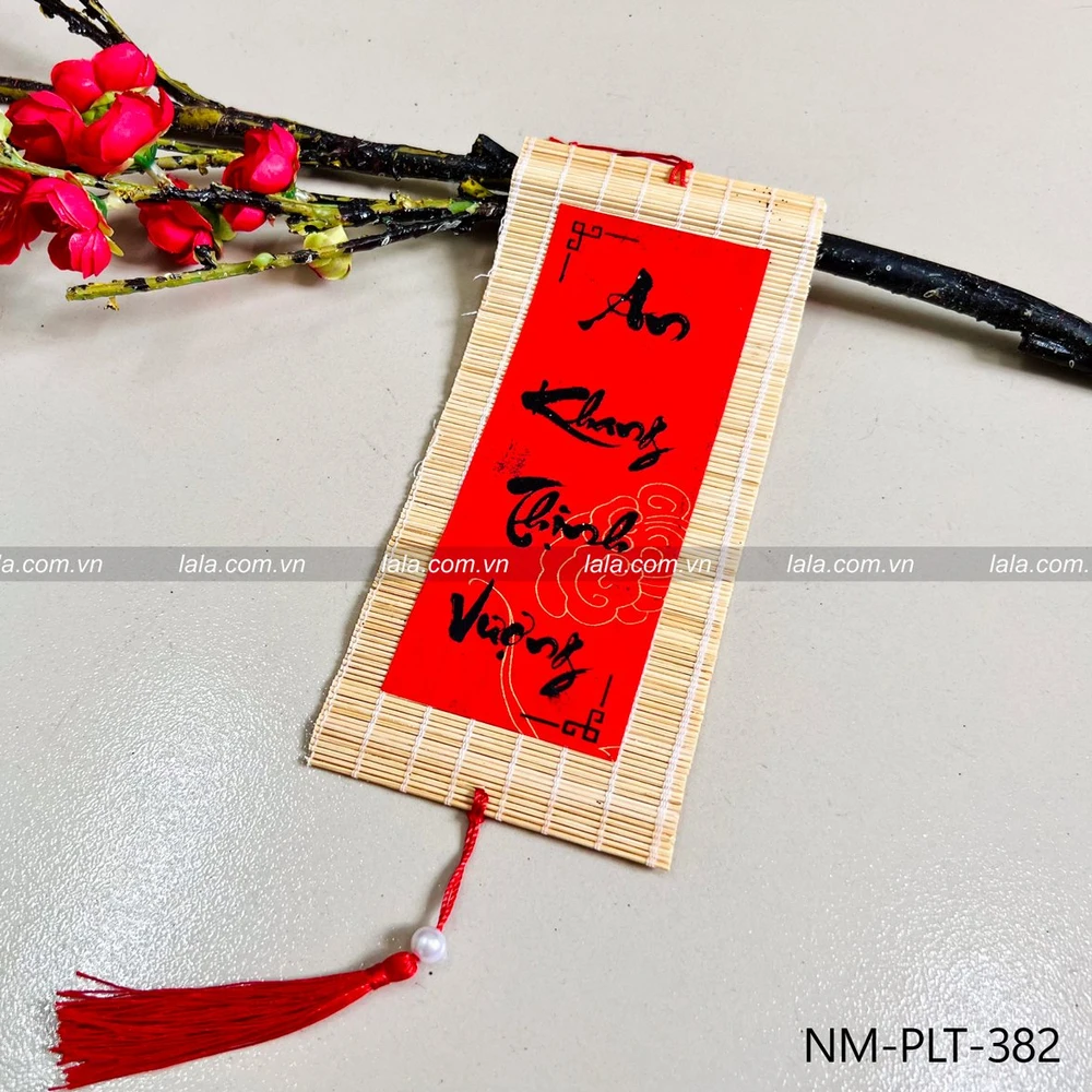 Lộc treo tết mành tre vuông 9x20cm chữ thư pháp đỏ mẫu 382