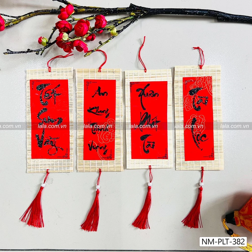 Lộc treo tết mành tre vuông 9x20cm chữ thư pháp đỏ mẫu 382