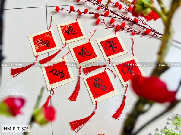 Lộc treo tết mành tre vuông 9x9cm chữ thư pháp đỏ mẫu 379
