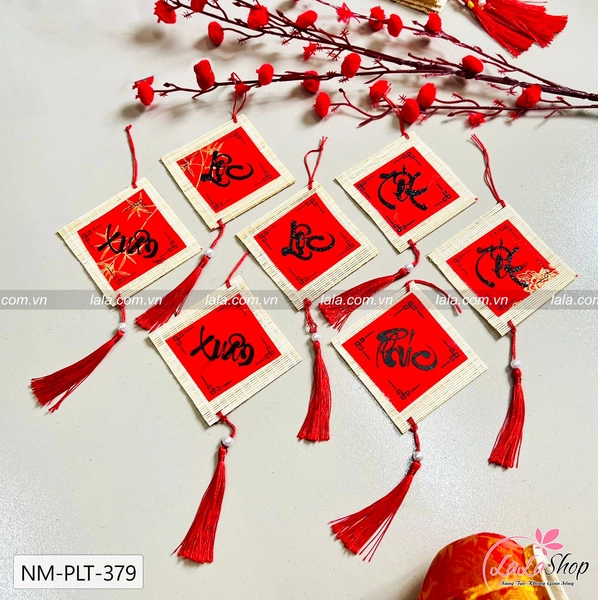 Lộc treo tết mành tre vuông 9x9cm chữ thư pháp đỏ mẫu 379
