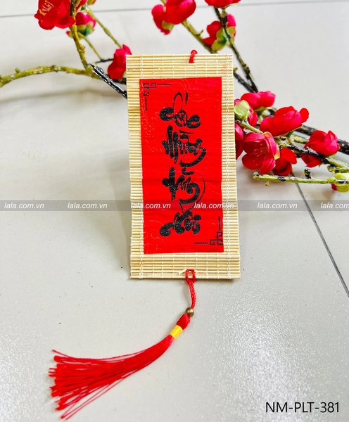 Lộc treo tết mành tre dài 7x15cm chữ thư pháp đỏ mẫu 381