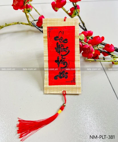 Lộc treo tết mành tre dài 7x15cm chữ thư pháp đỏ mẫu 381