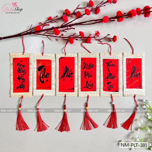 Lộc treo tết mành tre dài 7x15cm chữ thư pháp đỏ mẫu 381