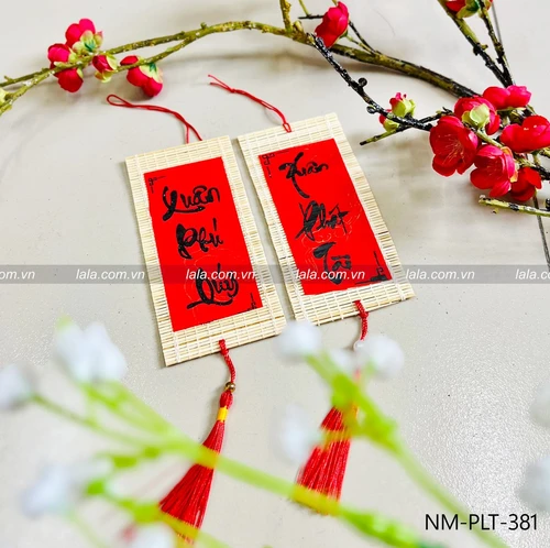 Lộc treo tết mành tre dài 7x15cm chữ thư pháp đỏ mẫu 381