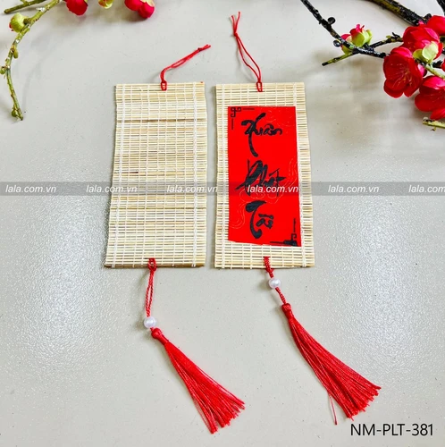 Lộc treo tết mành tre dài 7x15cm chữ thư pháp đỏ mẫu 381