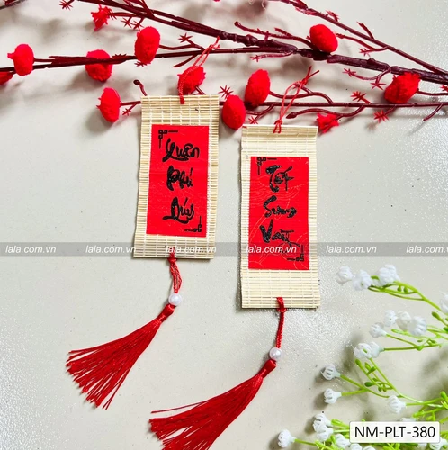 Lộc treo tết mành tre vuông 5x12cm chữ thư pháp đỏ mẫu 380