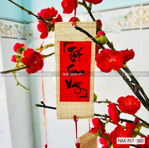 Lộc treo tết mành tre vuông 5x12cm chữ thư pháp đỏ mẫu 380