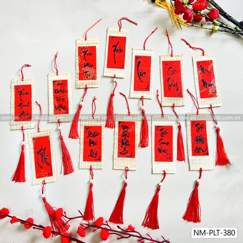 Lộc treo tết mành tre vuông 5x12cm chữ thư pháp đỏ mẫu 380
