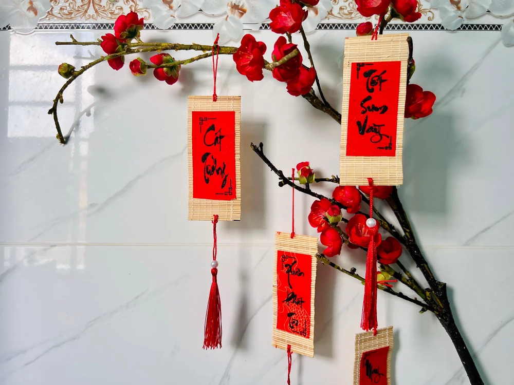 Lộc treo tết mành tre vuông 5x12cm chữ thư pháp đỏ mẫu 380