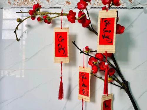 Lộc treo tết mành tre vuông 5x12cm chữ thư pháp đỏ mẫu 380