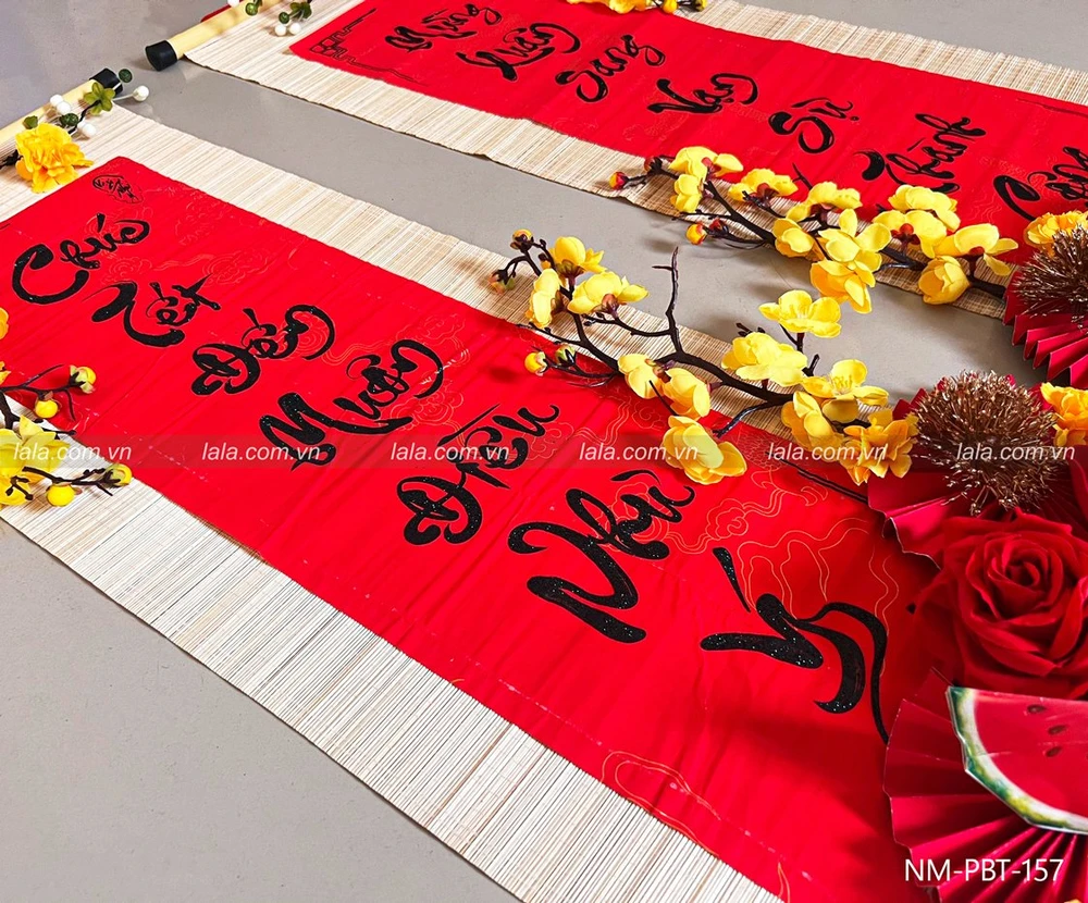 Cặp liễn mành câu đối thư pháp đỏ trang trí tết mẫu 157
