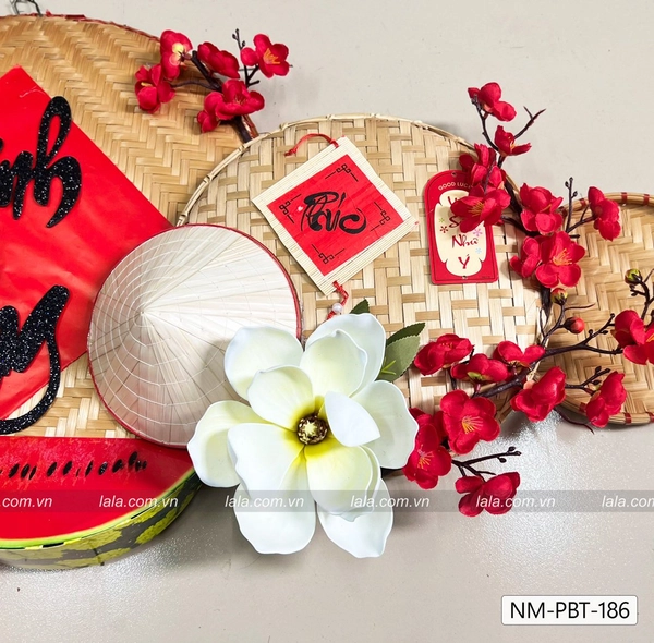 Mẹt tre lớn trang trí tiểu cảnh tết chữ thịnh vượng sắc đỏ bánh chưng xanh mẫu 186