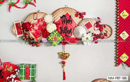 Mẹt tre lớn trang trí tiểu cảnh tết chữ thịnh vượng sắc đỏ bánh chưng xanh mẫu 186