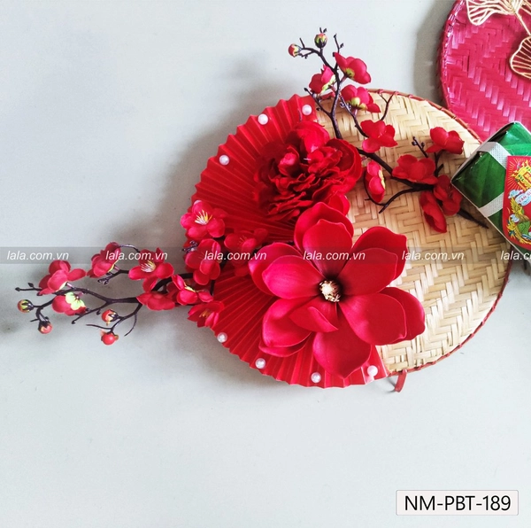 Mẹt tre lớn trang trí tiểu cảnh tết chữ xuân sắc đỏ bánh chưng xanh mẫu 189