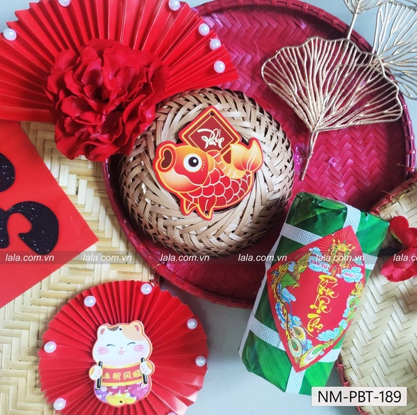 Mẹt tre lớn trang trí tiểu cảnh tết chữ xuân sắc đỏ bánh chưng xanh mẫu 189