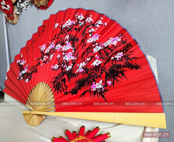 Quạt lụa đỏ size lớn cành đào hồng trang trí tết
