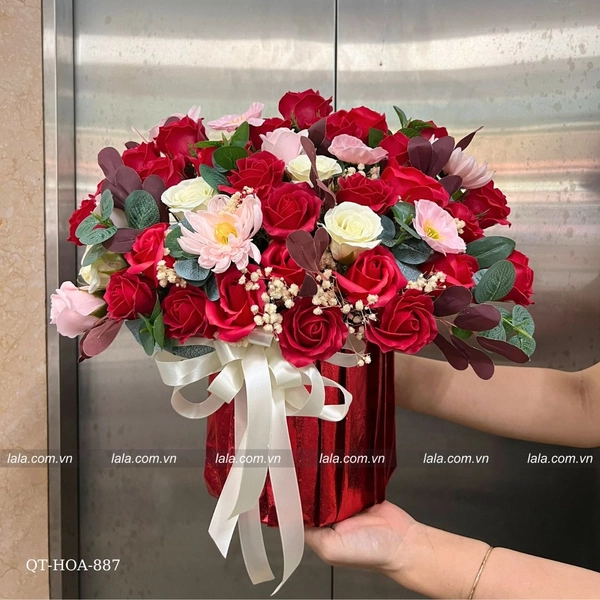 Lẵng hoa sáp thơm để bàn sắc vàng sắc đỏ nồng nàng quà tặng kỷ niệm đẹp