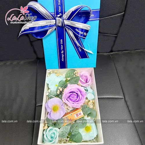 Hộp quà tặng hoa sáp kèm phụ kiện mẫu chữ nhật 078