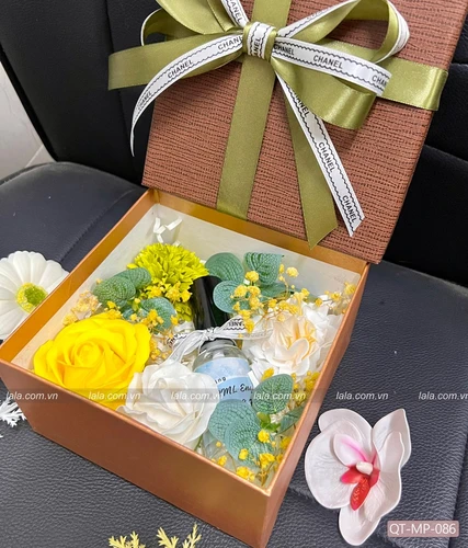 Hộp quà tặng hoa sáp kèm phụ kiện mẫu vuông 086 (không kèm mỹ phẩm)