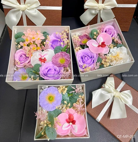 Hộp quà tặn hoa sáp kèm phụ kiện mẫu vuông 081