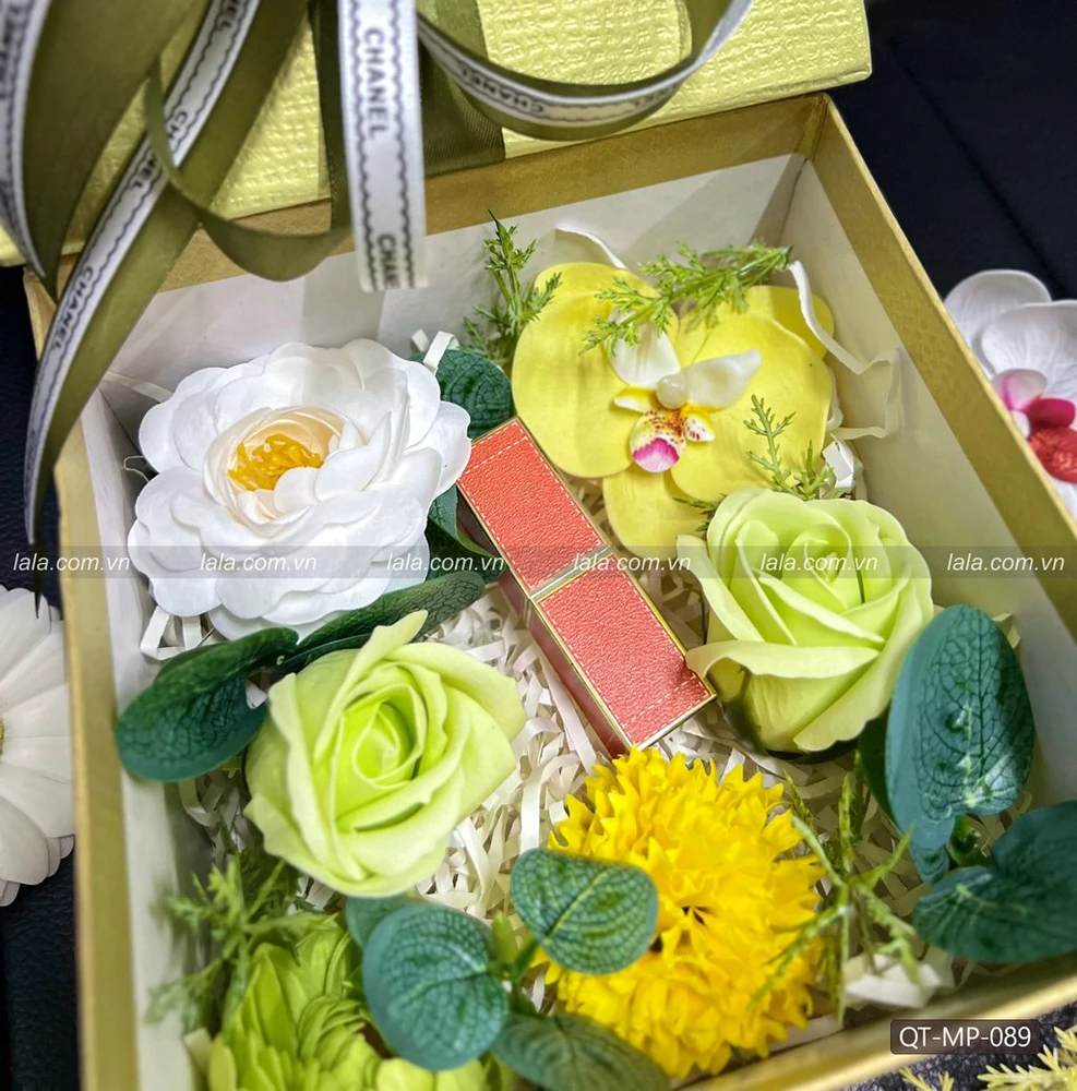 Hộp quà tặng hoa sáp kèm phụ kiện mẫu chữ nhật 089 (không kèm mỹ phẩm)