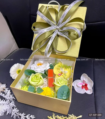 Hộp quà tặng hoa sáp kèm phụ kiện mẫu chữ nhật 089 (không kèm mỹ phẩm)