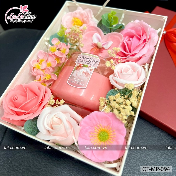 Hộp quà tặng nến thơm cao cấp Yankee FRESH CUT ROSES (MÀU HỒNG) 094