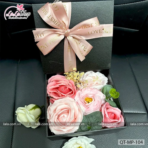 Hộp quà tặng hoa sáp kèm phụ kiện mẫu vuông 104