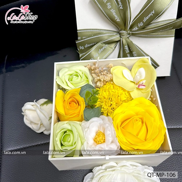 Hộp quà tặng hoa sáp kèm phụ kiện mẫu vuông 106